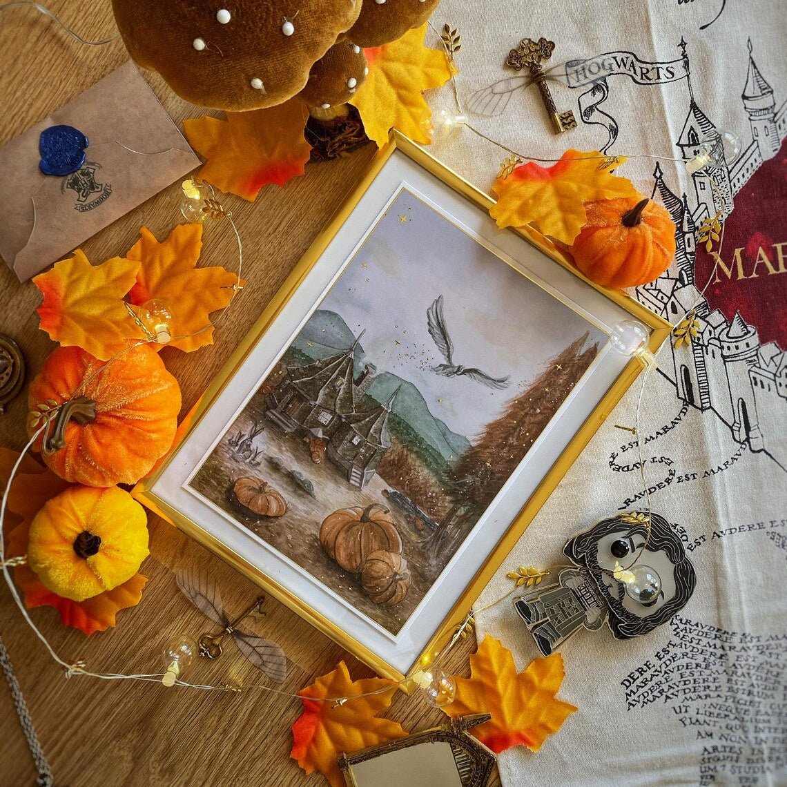 Illustration A5 d'une cabane d'automne survolée par une créature ailée, univers des sorciers