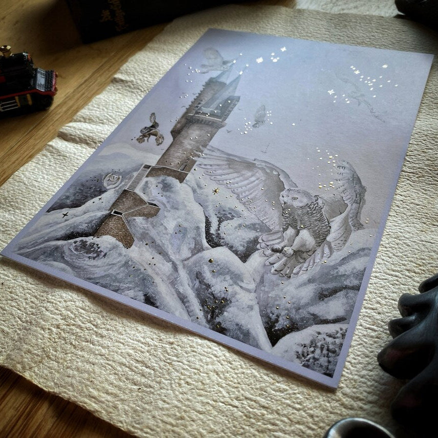 Illustration A5 d'une haute tour dressée dans un paysage enneigé survolée par des chouettes