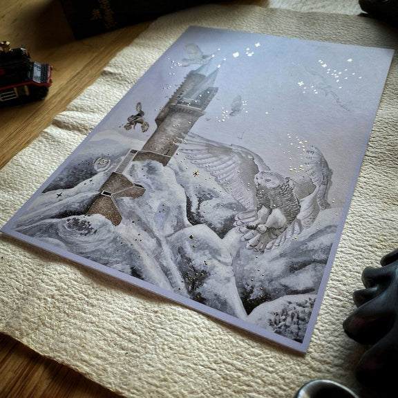Illustration A5 d'une haute tour dressée dans un paysage enneigé survolée par des chouettes