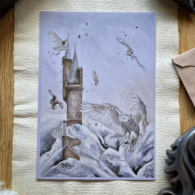 Illustration A5 d'une haute tour dressée dans un paysage enneigé survolée par des chouettes