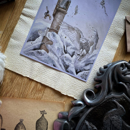 Illustration A5 d'une haute tour dressée dans un paysage enneigé survolée par des chouettes