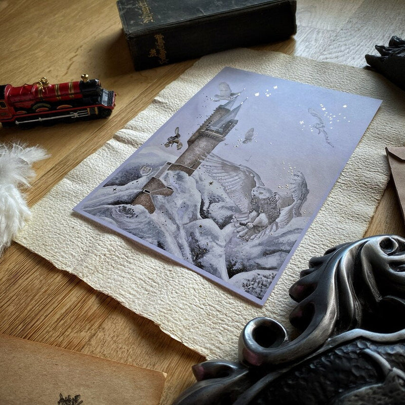 Illustration A5 d'une haute tour dressée dans un paysage enneigé survolée par des chouettes