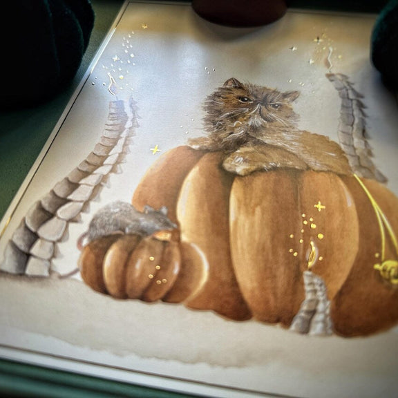 Illustration A5 d'un chat au regard expressif installé parmi des citrouilles d'automne avec un rat