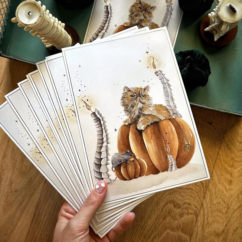 Illustration A5 d'un chat au regard expressif installé parmi des citrouilles d'automne avec un rat