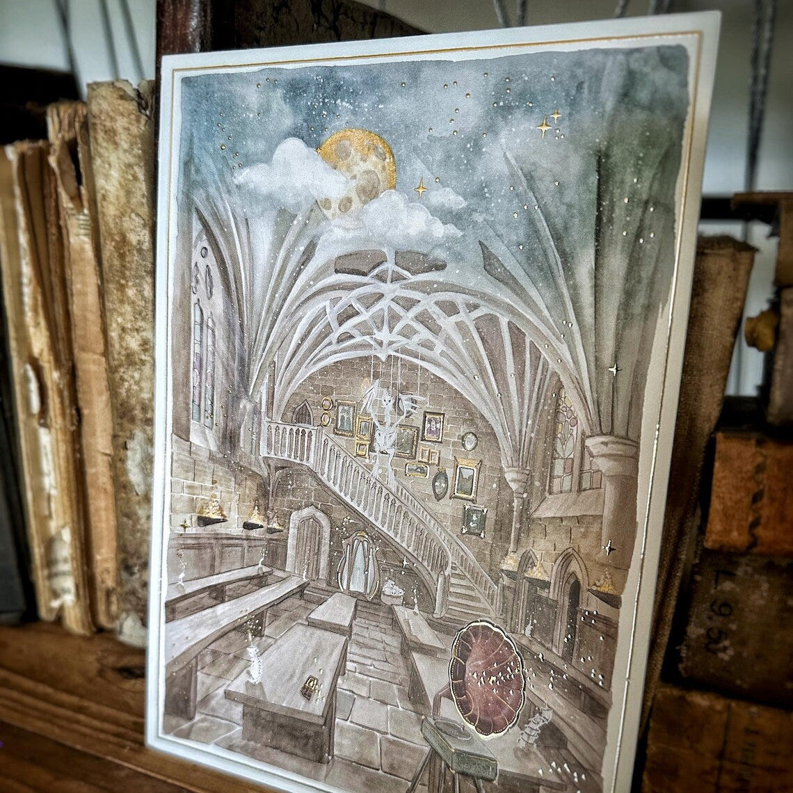 Illustration A5 d'une salle de cours voûtée de défense contre les forces du mal avec escalier et artefacts