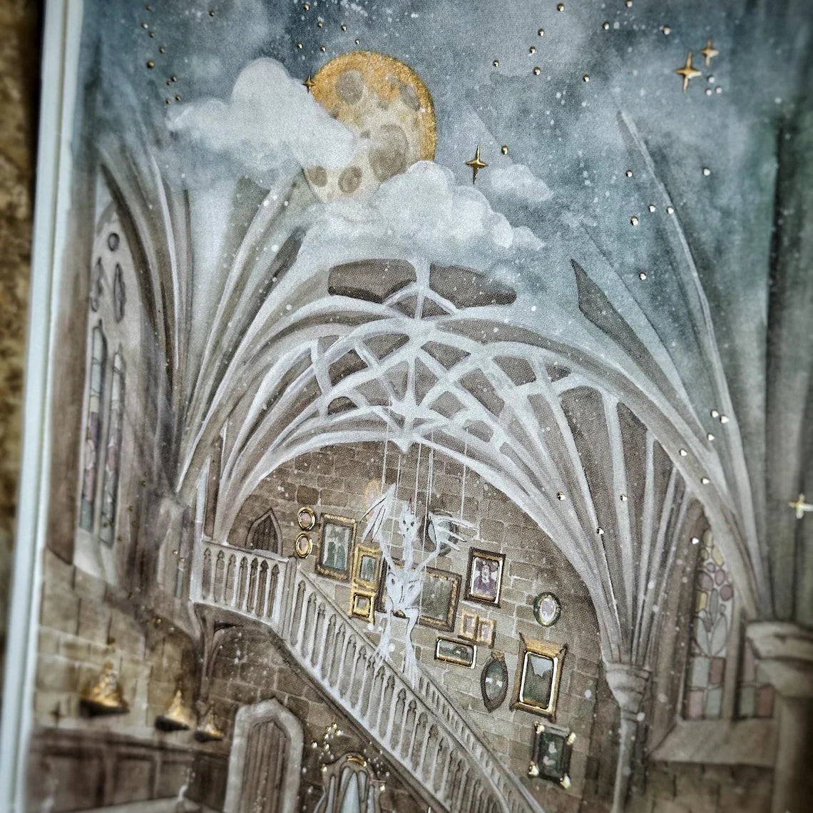 Illustration A5 d'une salle de cours voûtée de défense contre les forces du mal avec escalier et artefacts