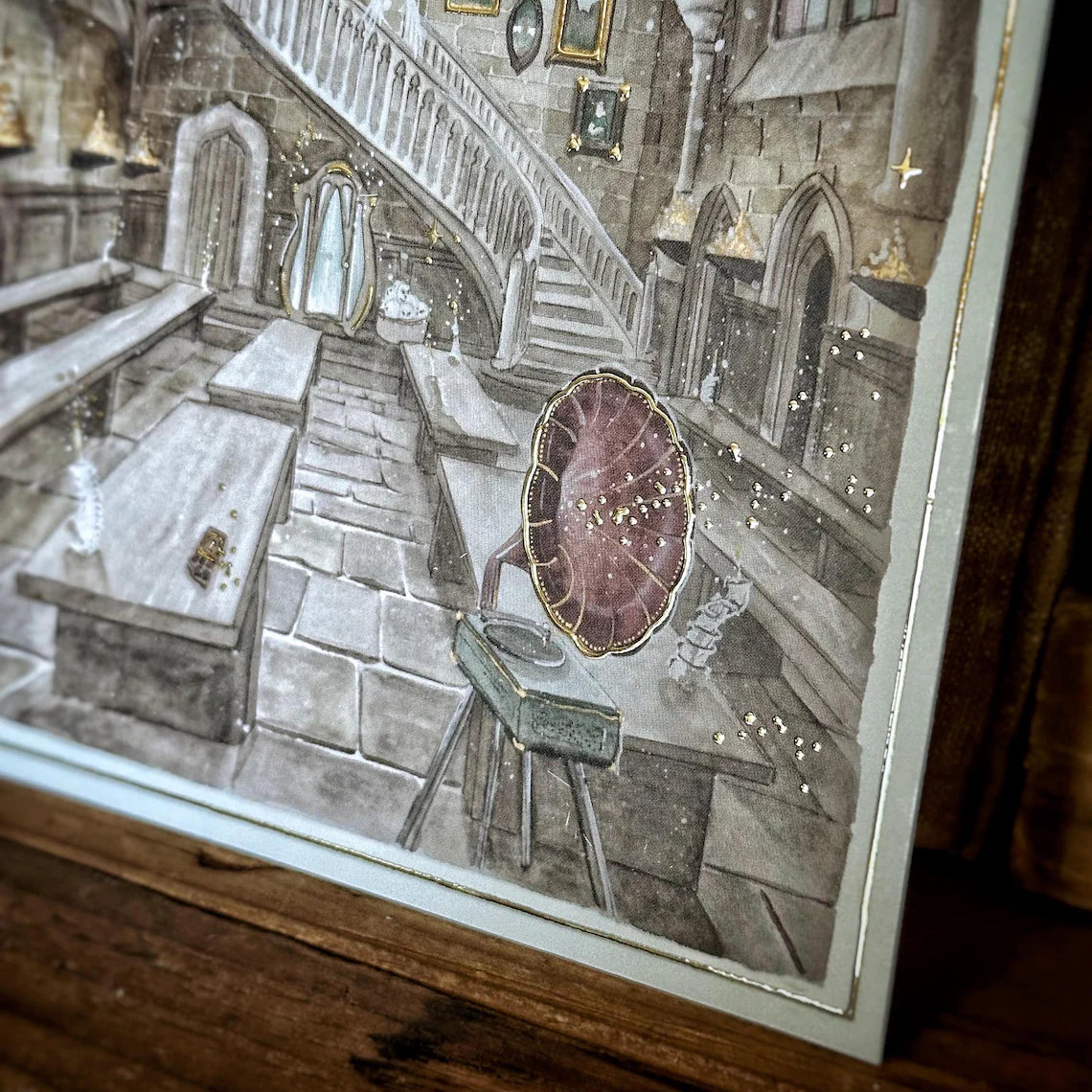 Illustration A5 d'une salle de cours voûtée de défense contre les forces du mal avec escalier et artefacts