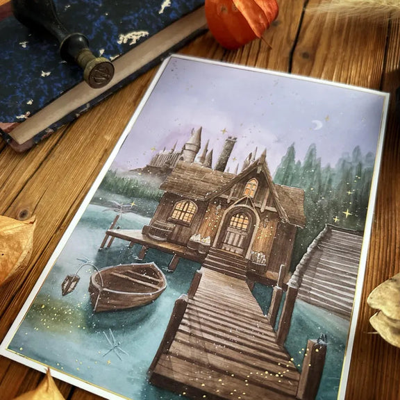 Illustration A5 d'un hangar à bateaux au bord d'un lac avec une barque et un château au coucher du soleil