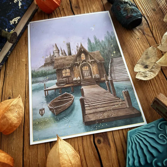 Illustration A5 d'un hangar à bateaux au bord d'un lac avec une barque et un château au coucher du soleil