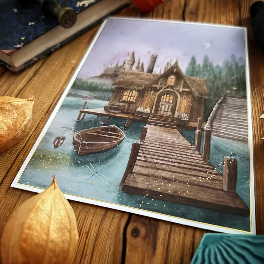 Illustration A5 d'un hangar à bateaux au bord d'un lac avec une barque et un château au coucher du soleil