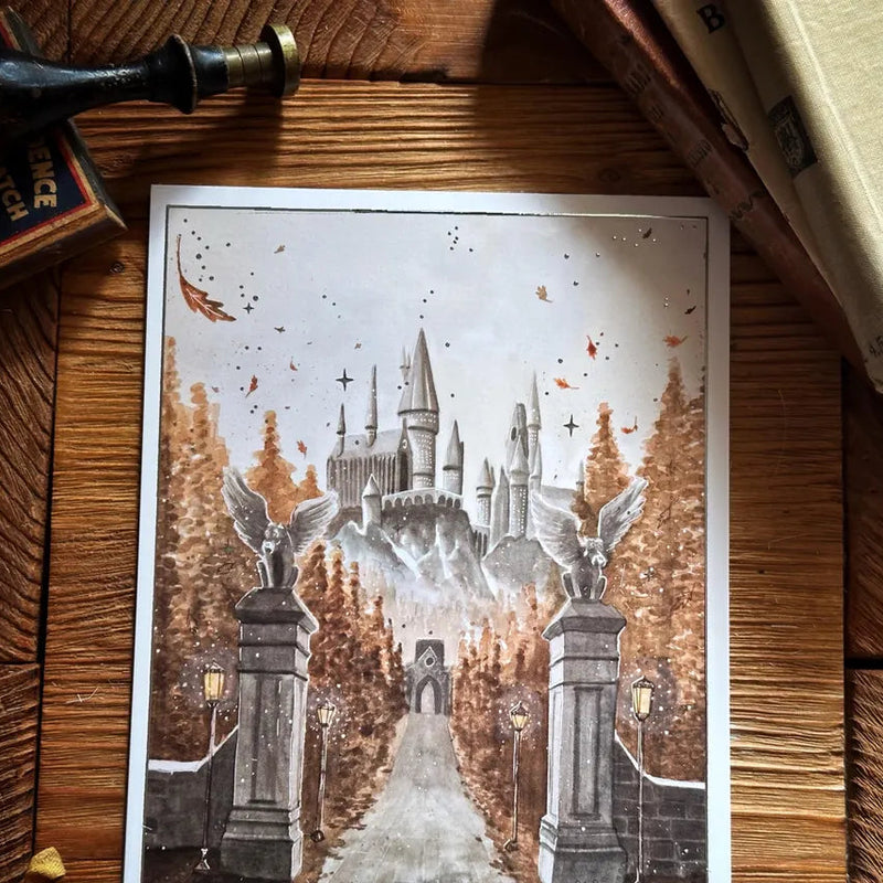 Illustration A5 d'un chemin bordé d'arbres automnaux menant à un château magique entre deux piliers ailés