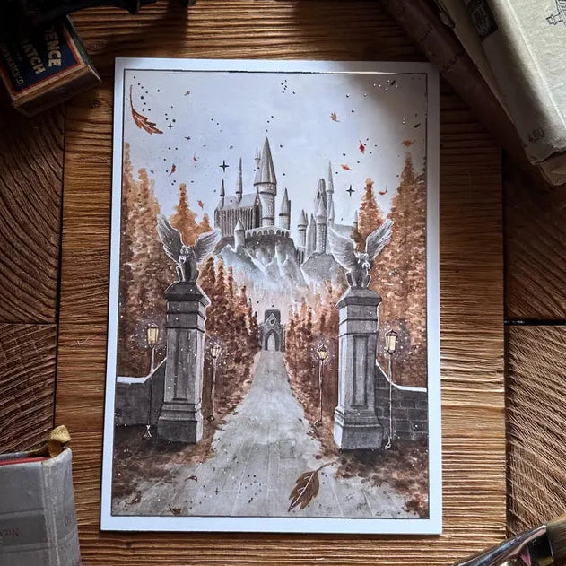 Illustration A5 d'un chemin bordé d'arbres automnaux menant à un château magique entre deux piliers ailés