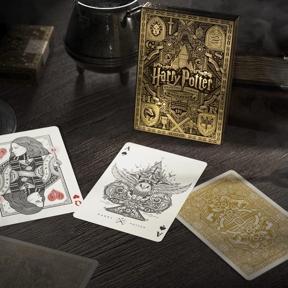 Jeu de cartes Harry Potter Theory 11 édition Poufsouffle, étui jaune et doré