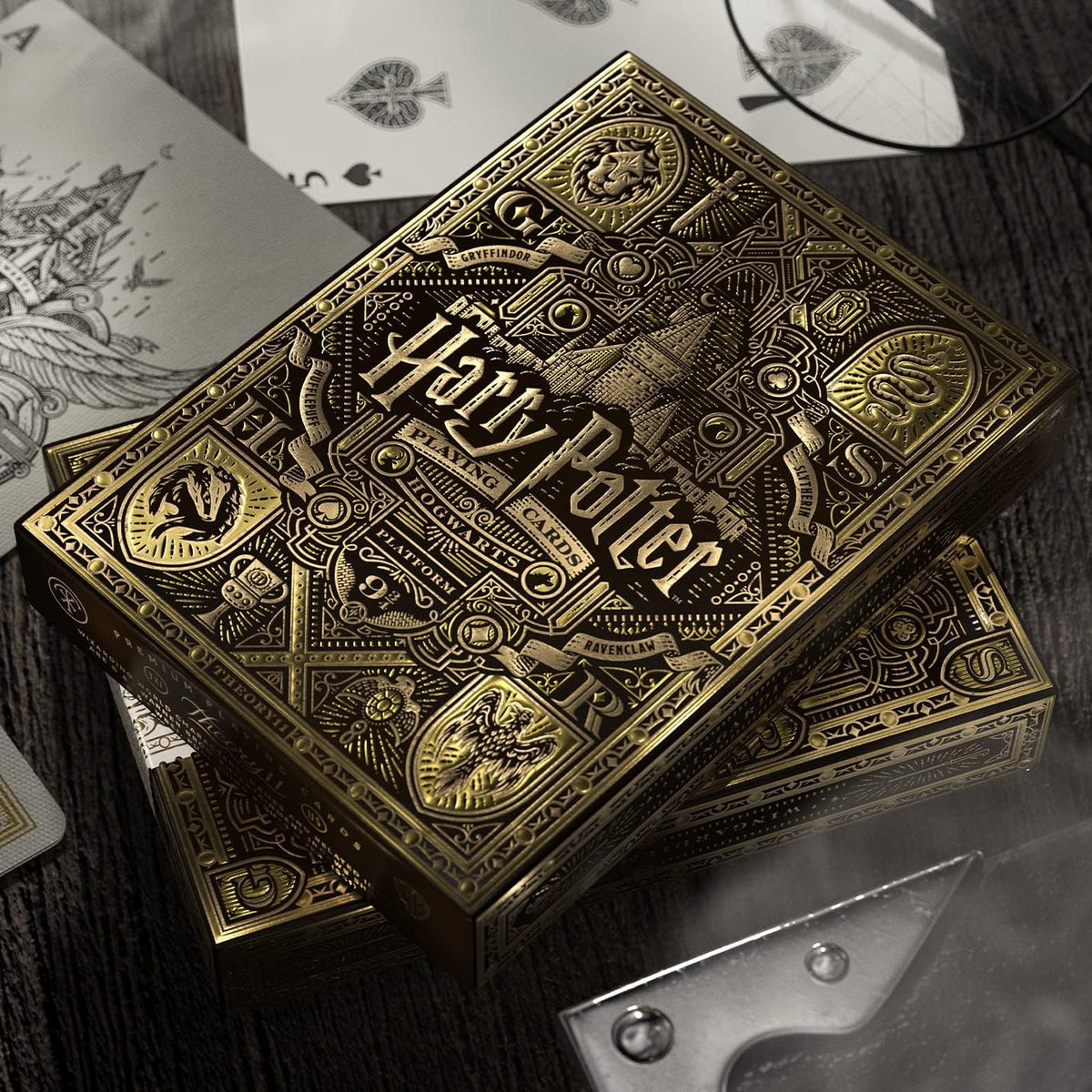 Jeu de cartes Harry Potter Theory 11 édition Poufsouffle, étui jaune et doré