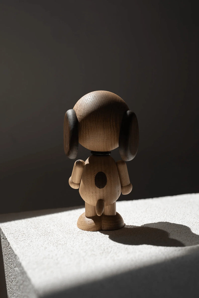 Figurine Snoopy petit modèle en chêne blanc européen, design minimaliste Boyhood, univers Peanuts