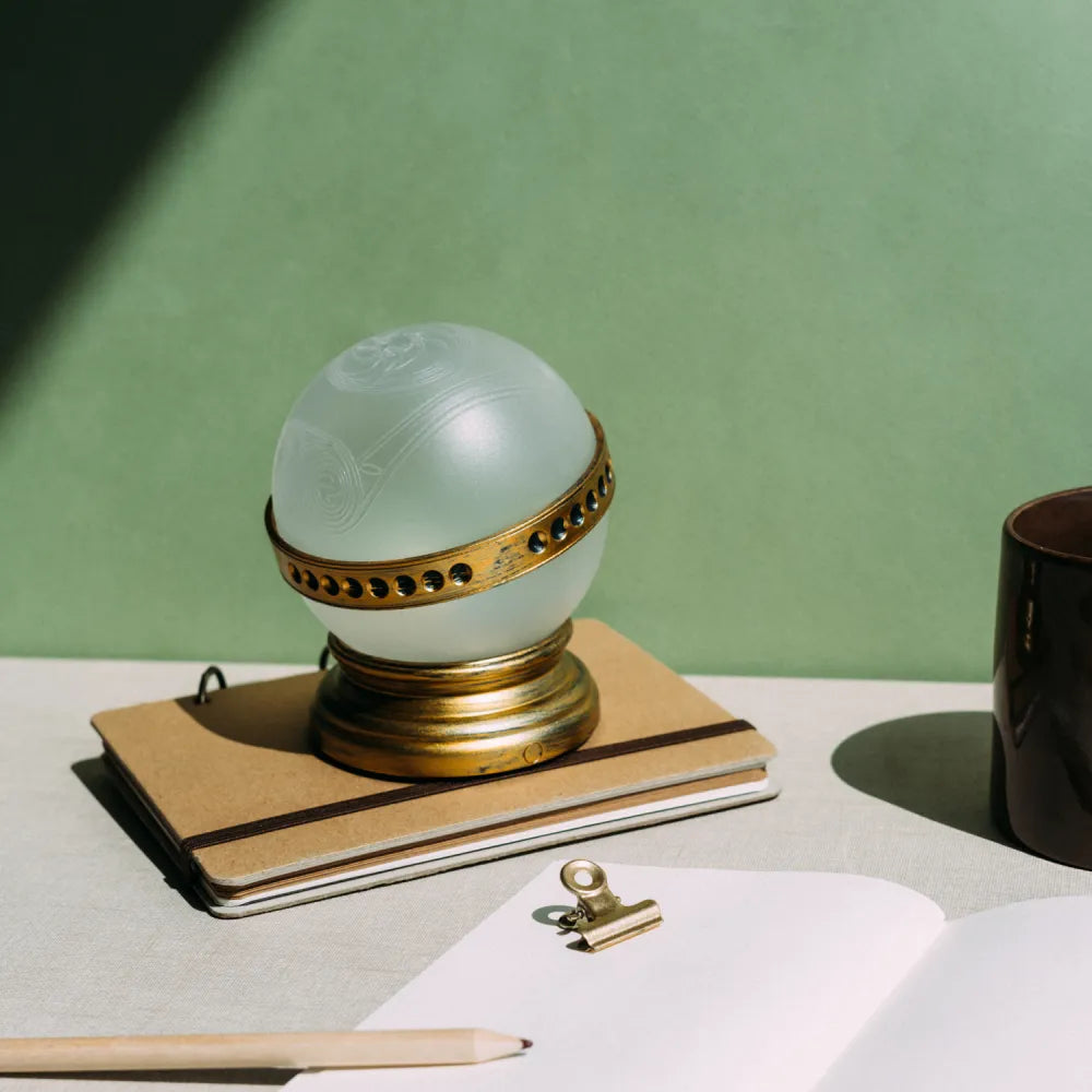 Lampe Harry Potter Rapeltout, sphère lumineuse translucide sur base dorée, LED deux modes