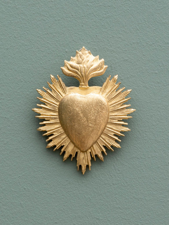 Mini ex-voto cœur sacré doré 9 x 7,5 cm avec rayons solaires et flamme stylisée