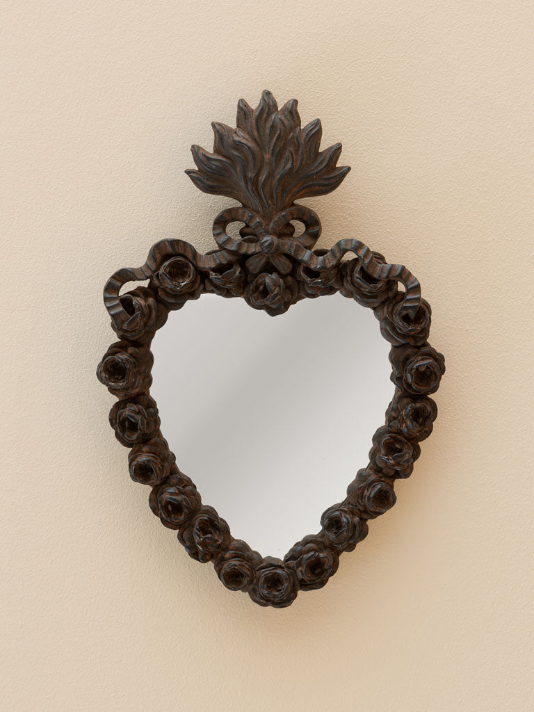 Miroir ex-voto en forme de cœur à patine foncée, entouré de roses en relief et flamme