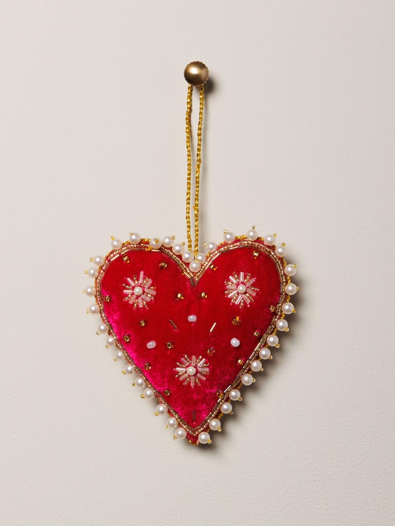 Cœur suspension en velours rouge brodé de perles nacrées et motifs floraux dorés
