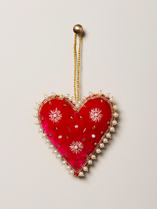 Cœur suspension en velours rouge brodé de perles nacrées et motifs floraux dorés