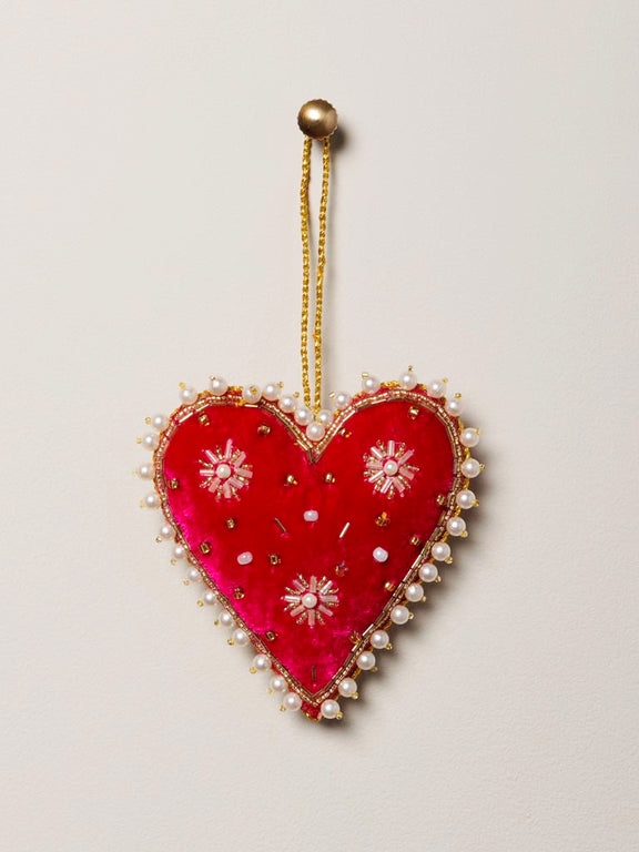 Cœur suspension en velours rouge brodé de perles nacrées et motifs floraux dorés