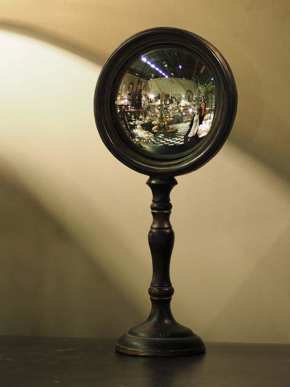 Miroir de sorcière convexe sur pied à reflet panoramique, style cabinet de curiosités