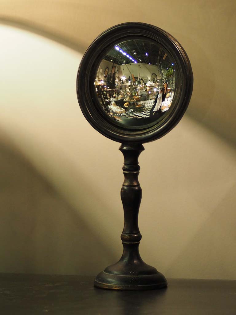 Miroir de sorcière convexe sur pied à reflet panoramique, style cabinet de curiosités