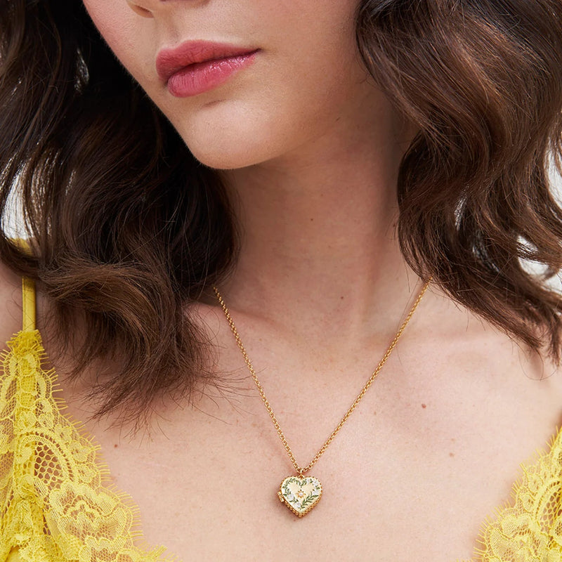 Collier médaillon cœur Fable England en laiton plaqué or, couronne de jasmin peinte à la main et perle