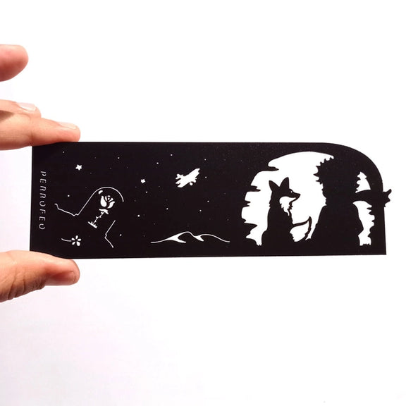 Marque-page découpé au laser en silhouette noire avec un jeune rêveur, un renard et un ciel étoilé
