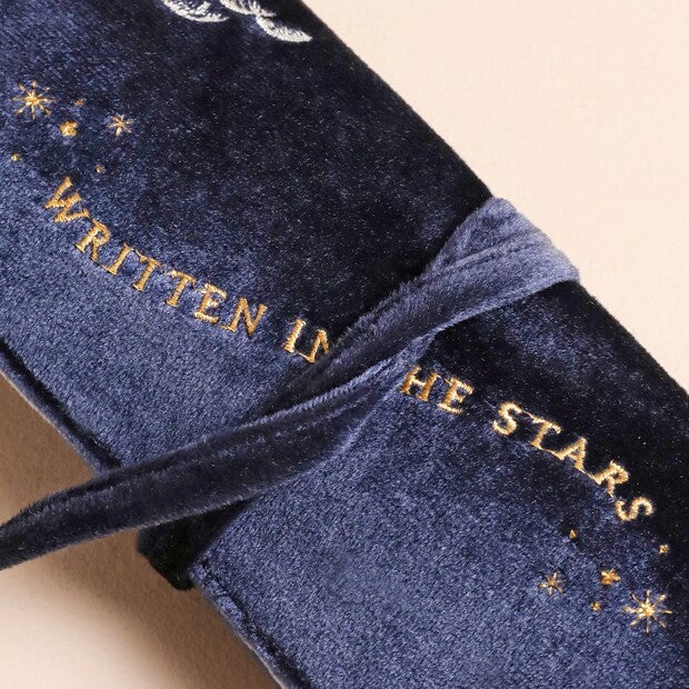 Pochette à bijoux de voyage en velours bleu nuit brodée Written in the Stars en fil doré