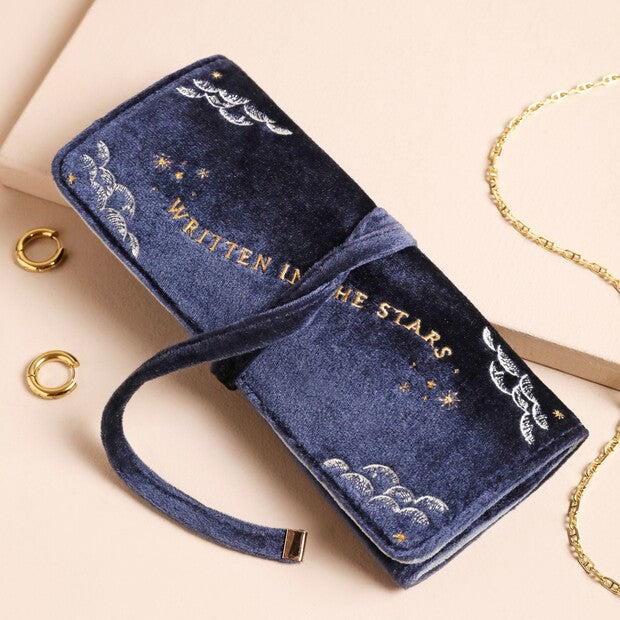 Pochette à bijoux de voyage en velours bleu nuit brodée Written in the Stars en fil doré
