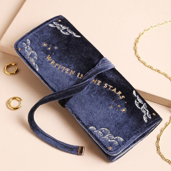 Pochette à bijoux de voyage en velours bleu nuit brodée Written in the Stars en fil doré