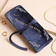 Pochette à bijoux de voyage en velours bleu nuit brodée Written in the Stars en fil doré