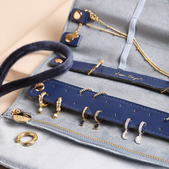 Pochette à bijoux de voyage en velours bleu nuit brodée Written in the Stars en fil doré