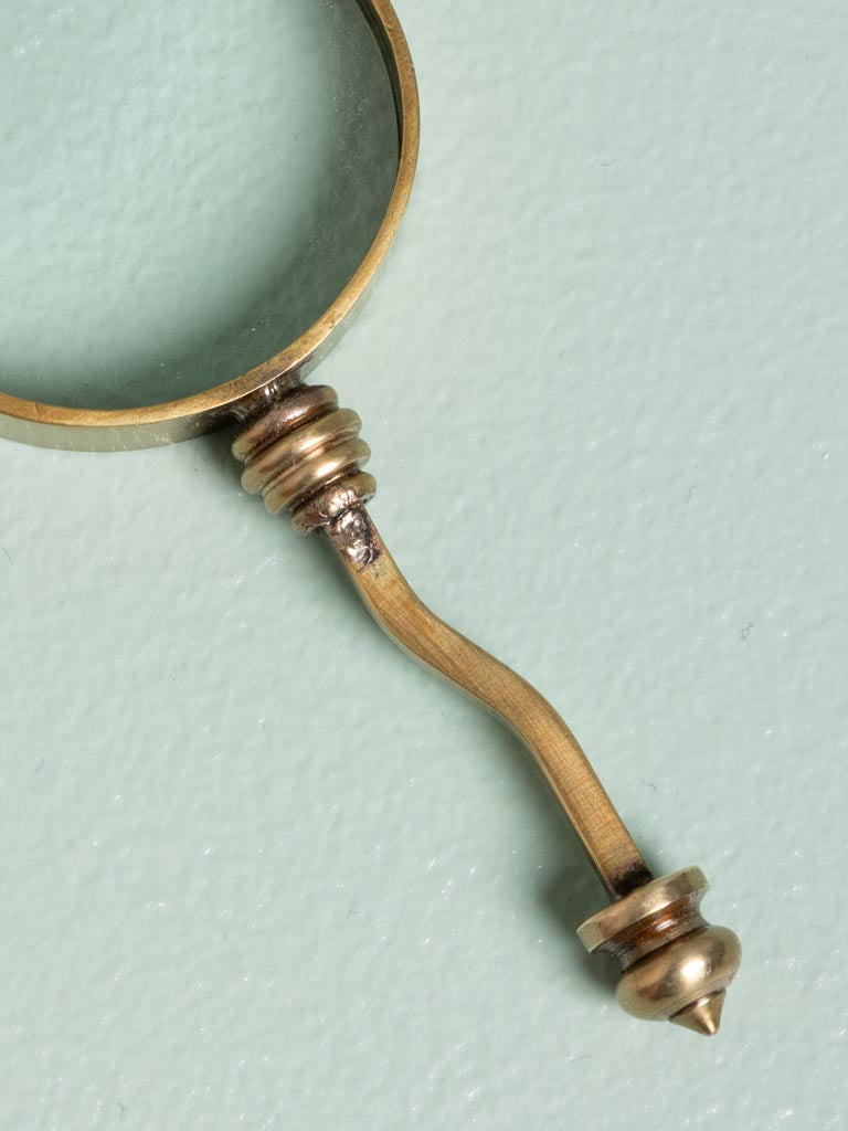 Mini loupe vintage en laiton patiné de 9 cm avec verre de 4 cm, style ancien