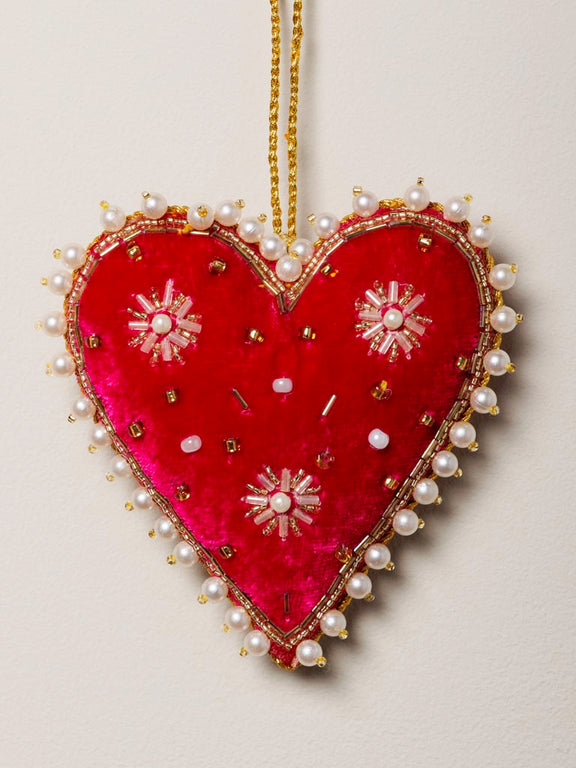 Cœur suspension en velours rouge brodé de perles nacrées et motifs floraux dorés