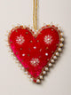 Cœur suspension en velours rouge brodé de perles nacrées et motifs floraux dorés