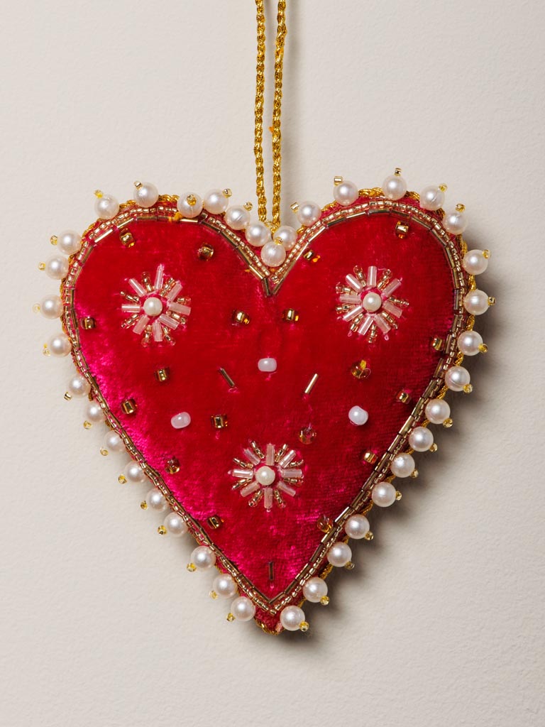 Cœur suspension en velours rouge brodé de perles nacrées et motifs floraux dorés