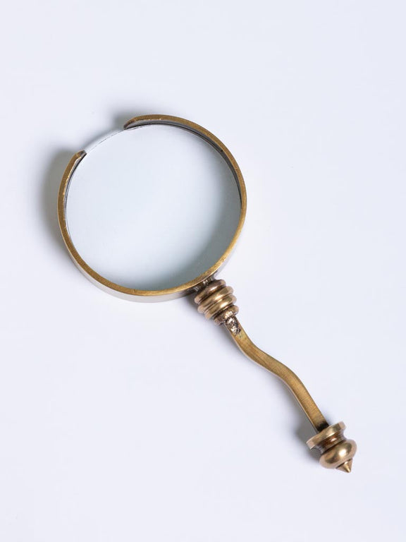 Mini loupe vintage en laiton patiné de 9 cm avec verre de 4 cm, style ancien
