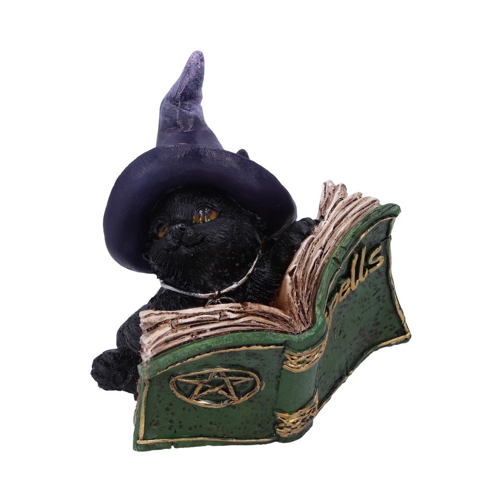 Statuette en résine d'un chat noir au chapeau de sorcier violet lisant un livre de sortilèges vert