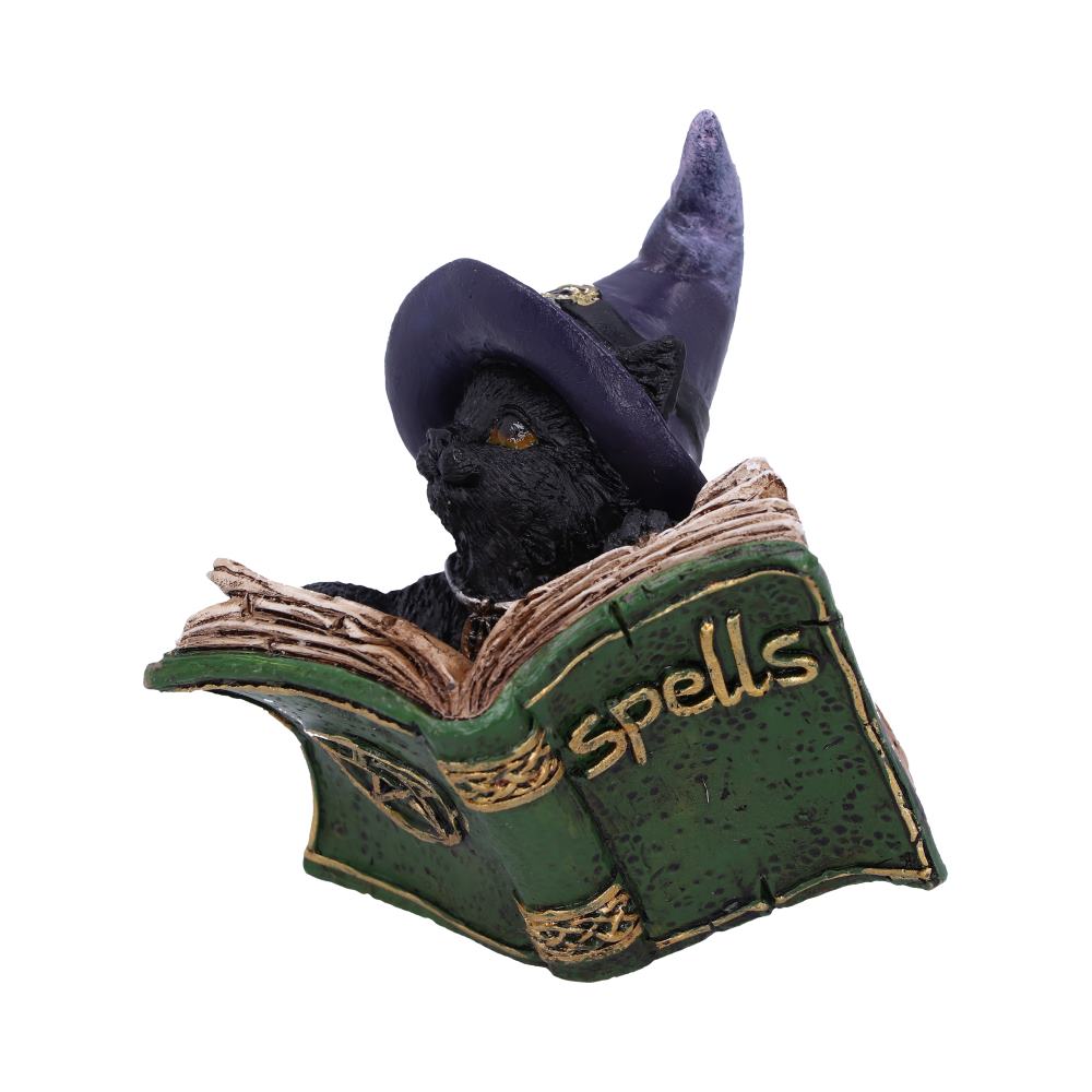 Statuette en résine d'un chat noir au chapeau de sorcier violet lisant un livre de sortilèges vert