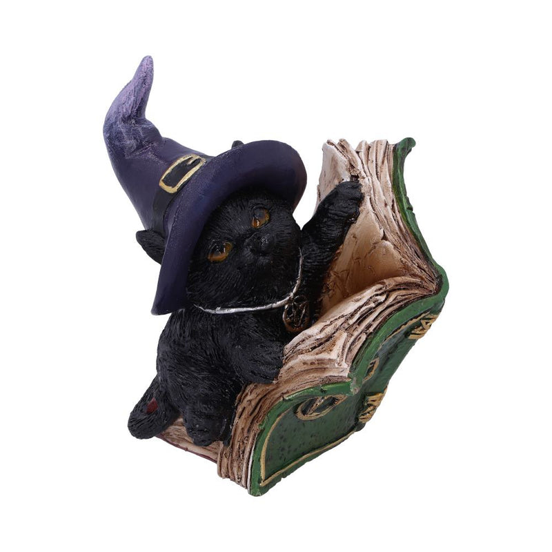 Statuette en résine d'un chat noir au chapeau de sorcier violet lisant un livre de sortilèges vert