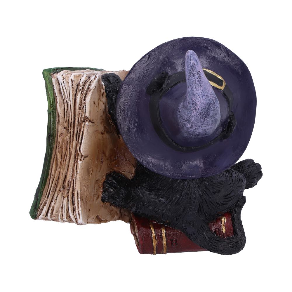 Statuette en résine d'un chat noir au chapeau de sorcier violet lisant un livre de sortilèges vert