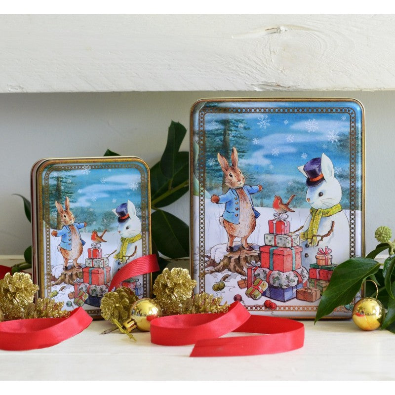 Boîte en métal Peter Rabbit de Noël dans un paysage enneigé, style vintage