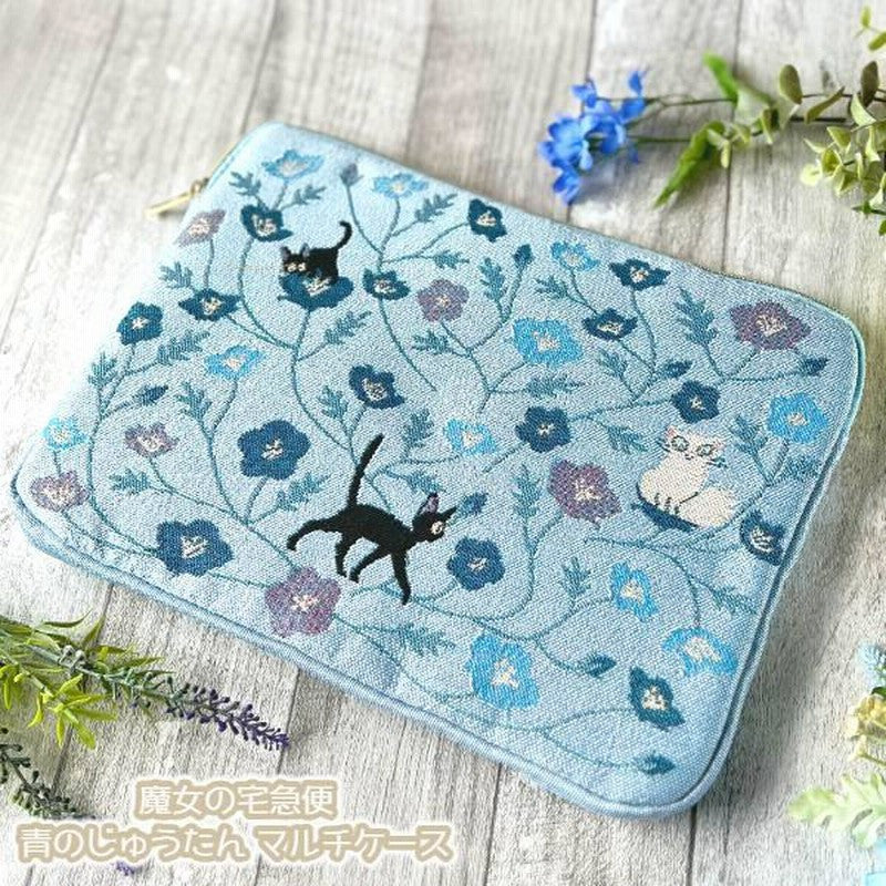 Pochette Jiji Fleur Bleue Studio Ghibli brodée du chat noir Jiji parmi des fleurs bleues