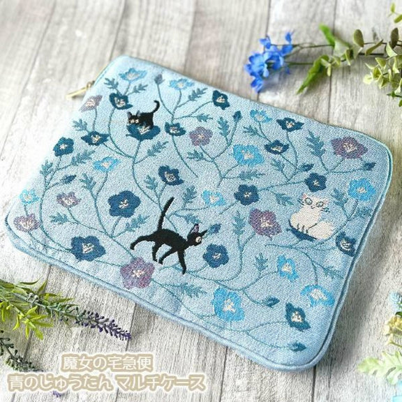Pochette Jiji Fleur Bleue Studio Ghibli brodée du chat noir Jiji parmi des fleurs bleues