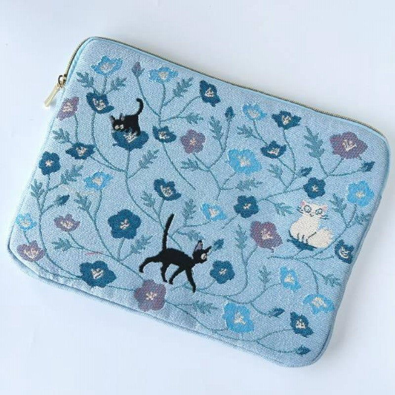Pochette Jiji Fleur Bleue Studio Ghibli brodée du chat noir Jiji parmi des fleurs bleues
