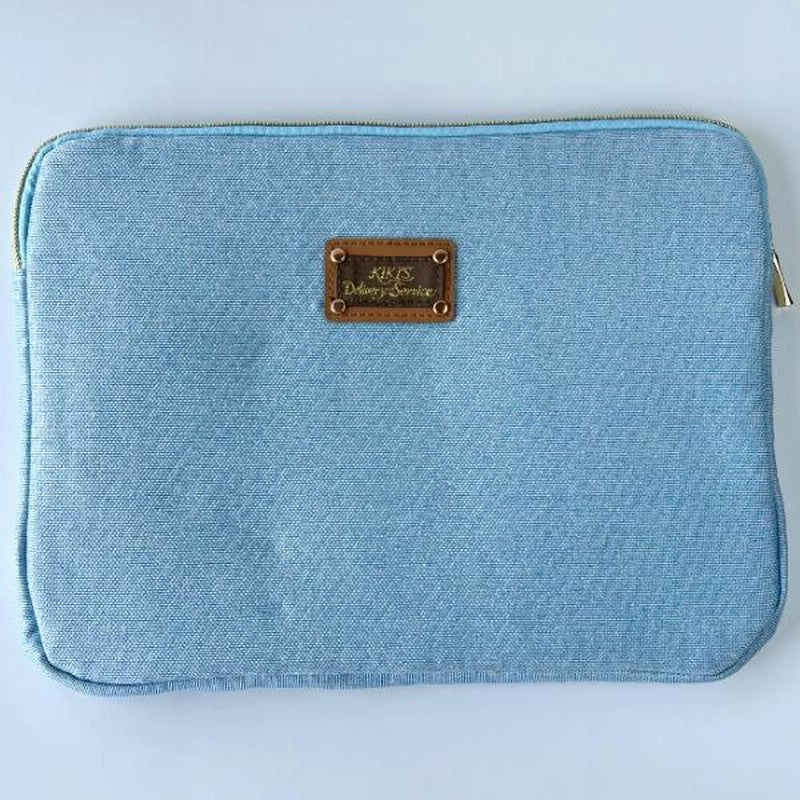 Pochette Jiji Fleur Bleue Studio Ghibli brodée du chat noir Jiji parmi des fleurs bleues