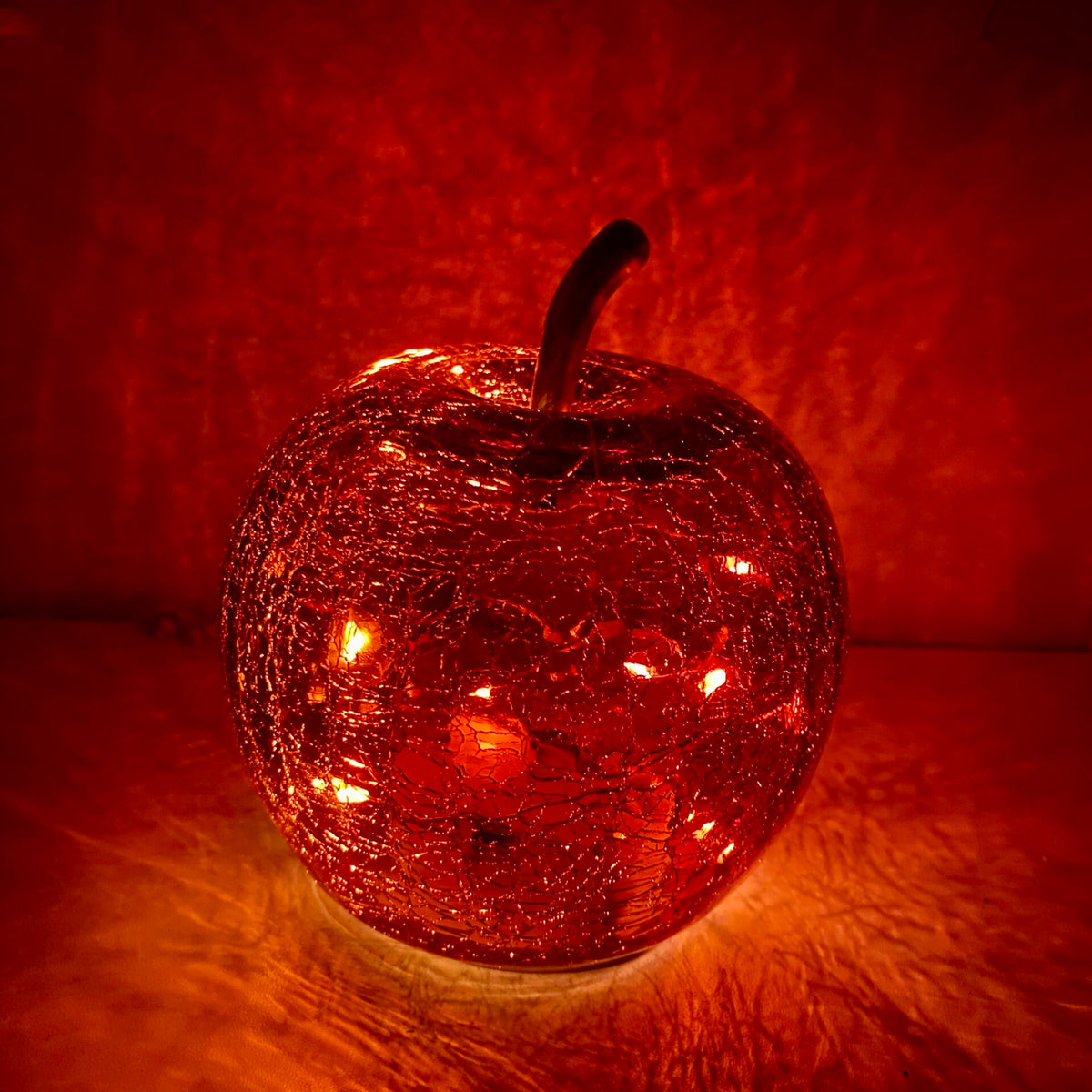 Petite pomme lumineuse en verre rouge craquelé à LED, inspiration Blanche-Neige