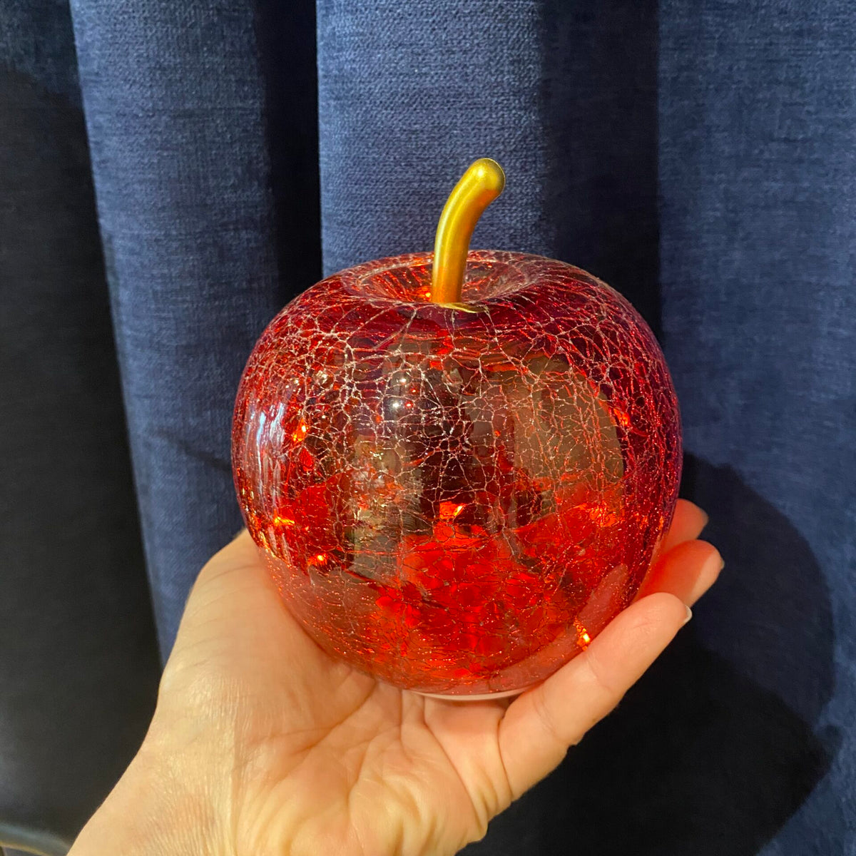 Petite pomme lumineuse en verre rouge craquelé à LED, inspiration Blanche-Neige